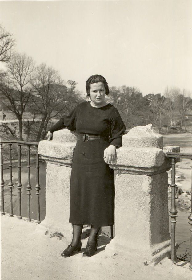 Carmen Conde en el Orfanato Nacional del Pardo. Madrid, 1935