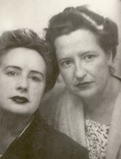 Carmen Conde con Amanda Junquera hacia 1940