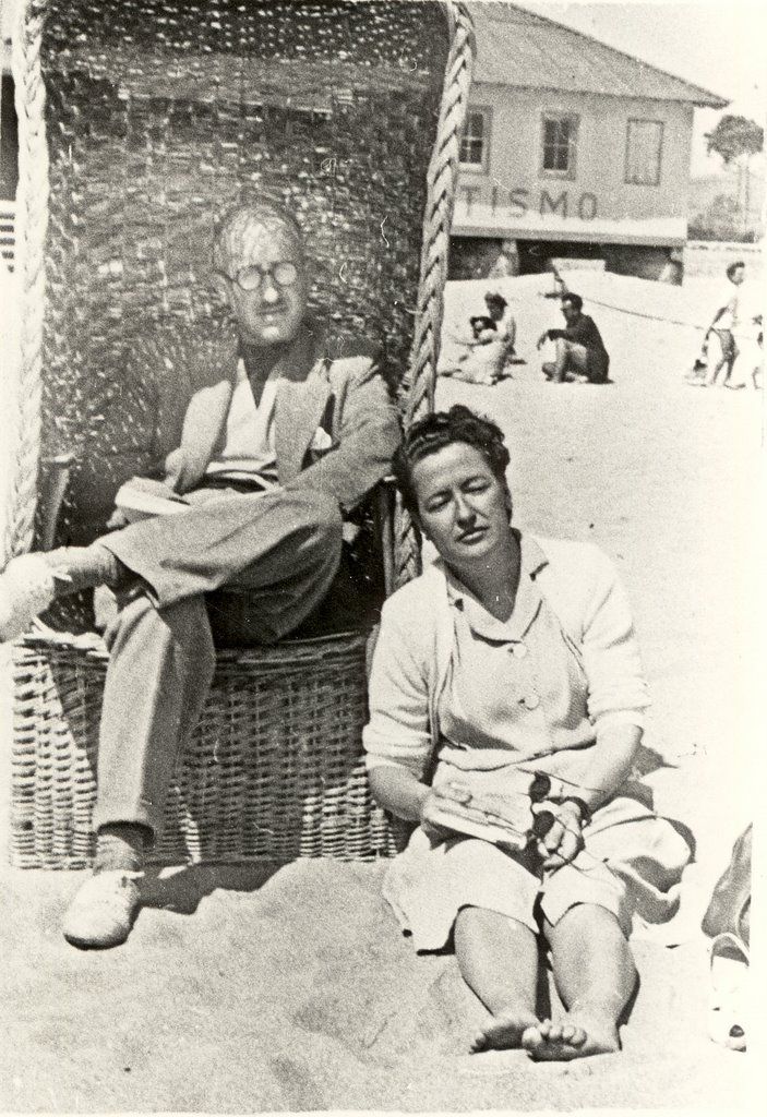 Carmen Conde y Antonio Oliver en el Sardinero. Santander, 1946