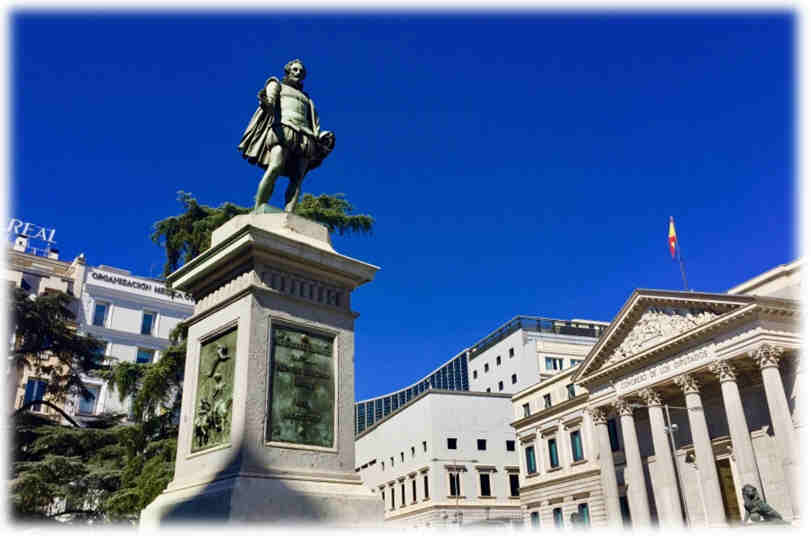 1. Monumento a Cervantes. Estatua del escultor Antonio Solá (1835). Situada en la Plaza de las Cortes, edificio destinado a la oratoria política
