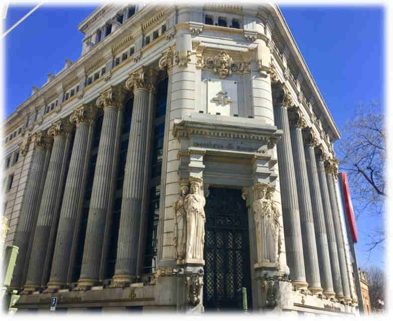 11.	Edificio de “Las cariátides”. Iniciado en 1918 según el proyecto de los arquitectos Antonio Palacios y Joaquín Otamendi para el Banco Español Río de la Plata. Actualmente es la sede del Instituto Cervantes.