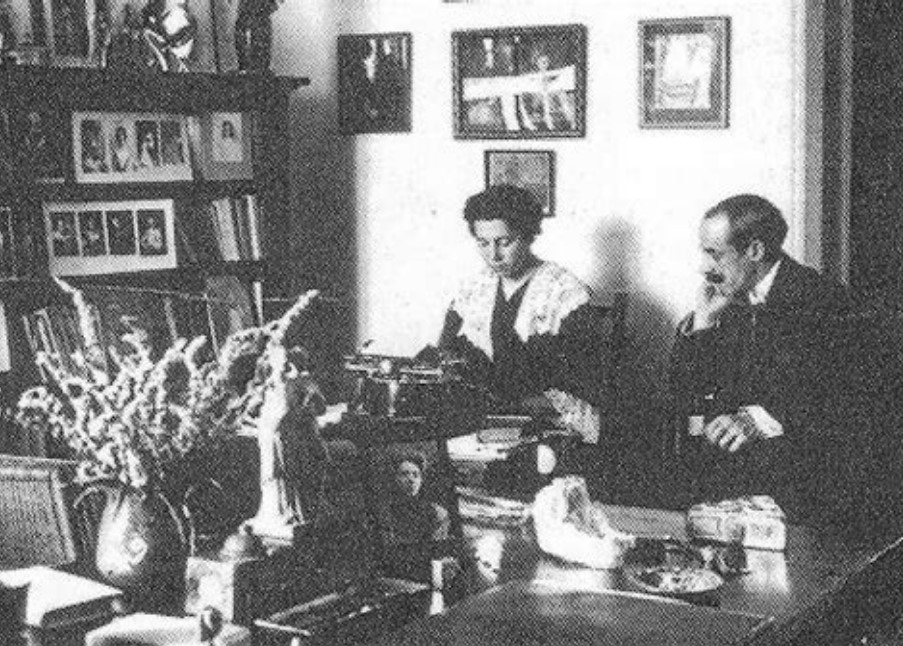 Con un clic se abre a gran tamaño y con doble clic se reduce. María y Gregorio trabajando: mientras ella teclea, él mira.